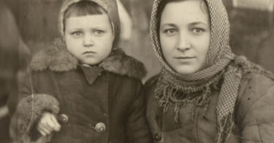 1942 год. Чтобы спасти одну дочь, мать отдает другую. Страшная тайна этого выбора будет жить в семье долгие годы, а разлука окажется страшнее, чем можно было представить