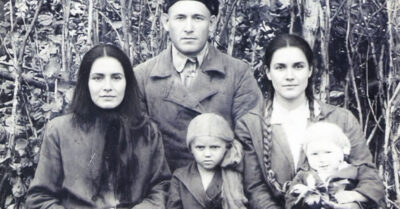 Она слыла в деревне бессердечной каменной бабой, сыновей держала в ежовых рукавицах, а соседи шептались, что у неё вместо души пустота — но только одна испуганная девчонка узнала, какое на самом деле горячее сердце бьётся под ледяной коркой этой вдовы