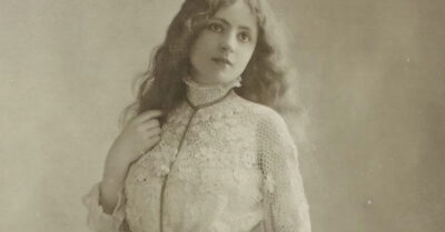 1917 год.  Дочь белого офицера променяла бальные платья на запах пороха. Отвергнув семью ради революции и любви, она думала, что выбирает свободу. Она не знала, что выбирает одиночество, нищету и страшную правду о человеке, ради которого всё потеряла