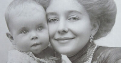 Ноябрь 1941 года. В разгар военной разрухи, по непролазной грязи везут роженицу — и в этой кромешной тьме рождается не одна, а две судьбы. Одна — от крови, другая — от милосердия. Две девочки растут как сёстры, пока через восемнадцать лет в их дом не стучится прошлое, грозя расколоть семью на части