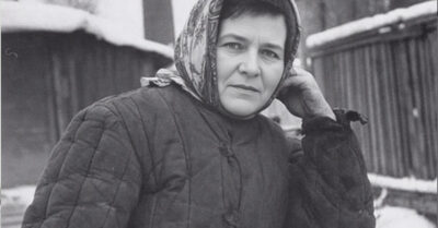 Он сбежал из колонии, чтобы попрощаться с матерью. Вместо этого он нашёл в лесной глуши ту, что спрятала его от всего мира. Их любовь была его спасением и его самым опасным приговором