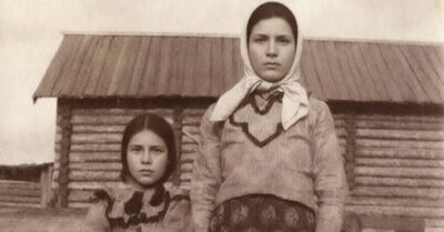 Они клеймили её чёрствой душой, пока она меняла пелёнки взрослому мужику. Долгие годы она была живой тенью. А потом купила билет в один конец и стёрла в порошок свою анкету в архиве