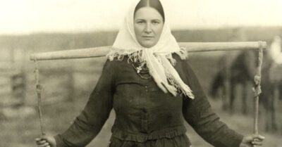 1916 год. Её называли дворовой дурнушкой, смеялись над её грубыми руками и лошадиным запахом, но когда богатый француз увез ее вместе с лошадьми, они остались ни с чем и выли от зависти в своем пустом поместье