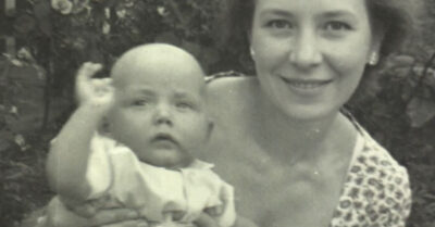 Апрель 1945-го, Германия. Две женщины, чудом выжившие в аду концлагеря, держат на руках новорождённого. Их спасение оборачивается новой разлукой, но судьба готовит неожиданный поворот