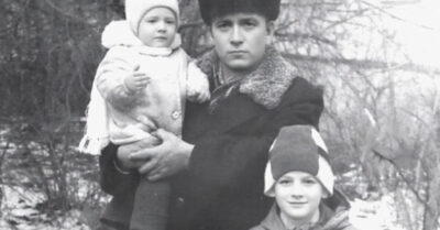 В глухом 1943-м, в селе, она носила траур по мужу-фронтовику так изящно, что все соседки скрипели зубами от зависти. Её новый избранник казался слишком хорошим, чтобы быть правдой, и все ждали, когда маска упадет. Она упала, но не с него, а с их взрослой дочери, когда та попыталась забрать обратно то