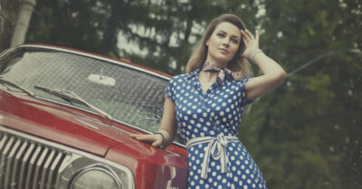 Она прикатила на железном коне в шелковом платье, чтобы вспомнить вкус простокваши и запах пота: бывшая деревенская девчонка прошлась босиком по полю и вытряхнула из бабушкиного сундука скелет, который оказался её же отцом