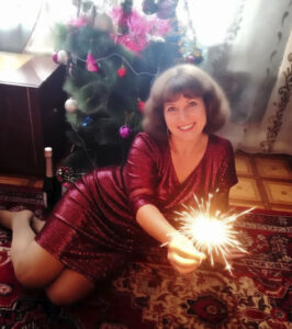 В Новый год сорвался с командировки к своей невесте, на пороге собственной квартиры увидел, как невеста целует незнакомца, и этот вечер казался концом всего, пока я не столкнулся лбом с девушкой, чьи слёзы были точной копией моих