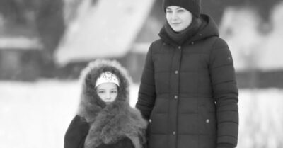 Она вышвырнула ребёнка на мороз, чтобы спокойно болтать с подружкой о любовнике… Добрая незнакомка согрела девочку чаем и теплом, которого та не знала годами. А потом выяснилось, что у судьбы ледяные пальцы