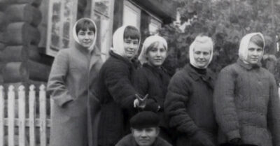 1936 год.  Она думала, что её грех с женатым бригадиром сгниёт в тишине деревенских ночей… пока два мальчика с одинаковыми родинками не устроили в школе пожар сплетен. Но когда мост рухнул под её телегой, его жена, сжимая чужого сына за руку, прошептала: „Твоя любовь убила меня — но твой ребёнок выживет в моём доме“