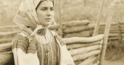 Весна 1910-го. Спешит к жене и дочке после заработков, купив платок, не зная, что это его последний путь домой. Остаётся лишь стол, который он сделал, дочка с его глазами и неожиданное предложение от другого — стать хозяйкой в чужом доме