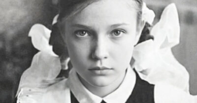 Её травили за старую одежду и бедность. Она поклялась, что это им дорого обойдется. И вот, спустя годы, она вошла в тот же класс.  Теперь смех замер в их глотках