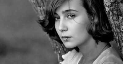 Проиграл дочь соседу.