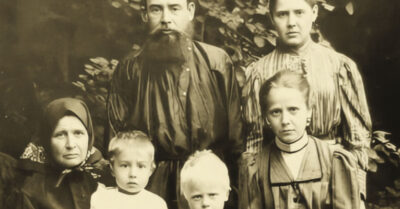 1930-е. Дочь кулака. Они разграбили её дом, убили родителей, но не знали, что вырастит не крестьянка, а королева, умеющая держать счёты