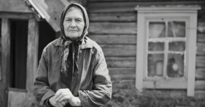 Бабушка боялась воды как огня, но ради внучек переплыла реку. А потом рассказала историю, от которой у всех побежали мурашки