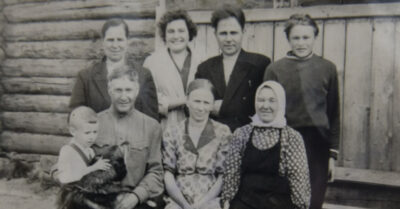 1928 год.  Казак бросил жену и детей ради цыганских глаз, встреченных на ярмарке. Но судьба отомстила ледяной ночью, а спустя годы заставила ахнуть от неслучайности этой встречи