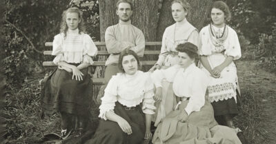 В 1941-м девчушка тайком хранит старинную картину, на которой изображён родовой особняк. Во сне к ней является девочка из прошлого, назвавшаяся сестрой, — и её странные предупреждения начинают сбываться с пугающей точностью, спасая семью от беды