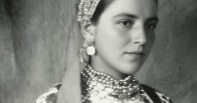 1918 год. Она притворилась деревенской дурочкой, чтобы выжить, играя в грязи в лаптях, но под юбкой из дерюги шелестели шелка прошлой жизни, а в глазах пряталась дочь купца, мечтающая о своем реванше