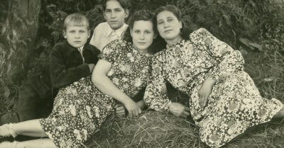 1943 год. Август. Она сбежала от мужа-фронтовика к любовнику, а я поехала за него в госпиталь, притворившись женой. Он так и не узнал правду, а я нашла там свою любовь и стала свидетелем того, как карма медленно, но верно догоняет беглую подружку