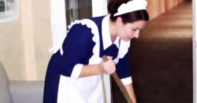 Швабра, которая не просто сметает пыль: как уборщица с лагерным прошлым за месяц превратила офис жадного директора в поле битвы за справедливость… И нашла в его сейфе не миллионы, а билет на поезд, где её уже ждала дочь