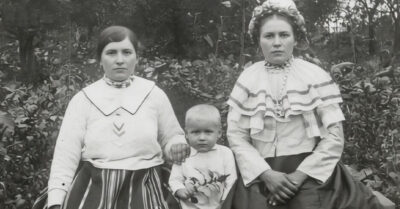 1920 год. Они отняли у неё особняк, клавесин и тонкие пальцы, оставив только рубин в сжатом кулаке да бастарда-сына, который разбил все сердца. История о том, как любовь выживает в подвалах, а дворянская гордость — только в кончике носа