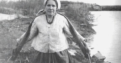 Вся деревня плевала ей в след, а она вынашивала их позор. Богатый мельник клялся стереть ее в порошок, но она лишь улыбалась, поглаживая живот. Они не знали, чья кровь течет в жилах её нерожденного сына