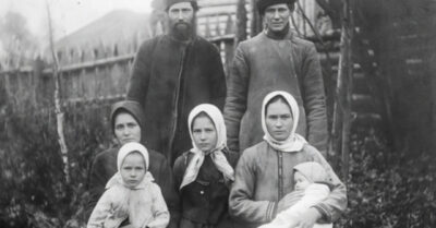 Кулаки 1930 год. Однажды счастье вошло в их дом в виде новорождённого жеребёнка — но в тот же миг зависть постучала в калитку. Вся жизнь, выстроенная честным трудом, рухнула в одночасье, заставив семью начать всё с нуля в суровой глуши