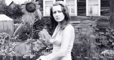 Тянула ее косы двадцать лет, а она взяла и отгрызла все корни. Закинула через восемь лет на порог пацана с темной кожей и бросила: «Корми». А когда старуха вскрыла внучатый чемодан, там глядели на нее пуговицы от той самой школьной формы