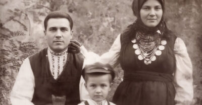 1918-й. Панталоны с тугими резинками спасли барыню от нищеты. Двадцать семь лет спустя её дочь вошла в мой дом и назвала меня мамой. А я все это время хранила её настоящее наследство в огороде