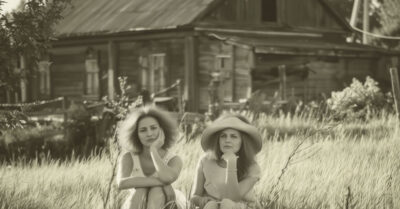 1960 год. Разделили с сестрой родительский дом поровну, а она тайком навела порчу. Мы продали проклятое гнездо, а спустя 40 лет случай в другом городе раскрыл мне всю правду…