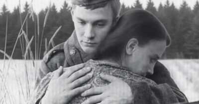 1945 год. Она четыре года хранила его письма и свою девичью честь, пока он бал на фронте. Он привёз с войны не только ордена, а совсем другой трофей — смуглую санинструкторшу. И теперь вся деревня смотрит, как рушатся наивные мечты, а его мать кусает губы