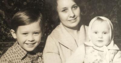 Она спрятала письмо, убив чужое детство, но судьба ответила ей дымом и пустым чемоданом у подъезда. А потом пришло время платить по векселю, выписанному её же совестью. И расплата оказалась не проклятием, а плачущей девочкой с её же разбитым сердцем в руках