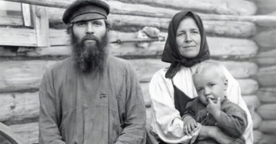 1900 год. Все смеялись, что он спал с куклой вместо жены. А а все деревенские кралицы рвали на себе волосы. Пока одна тихоня не сделала то, что не смогли остальные — заставила его разжечь костёр и сжечь прошлое дотла