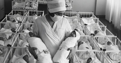 Она выбросила свою крошку, как вчерашнюю газету, но забыла, что кто-то может подобрать и сохранить её навсегда, чтобы вернуть в самый неожиданный момент