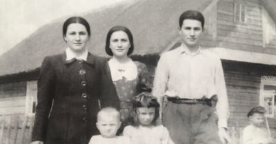 Он взял в жены «порченую» молчальницу, нуждаясь в работнице, а не в спутнице. Никто не знал, что их брак по расчёту породит немой союз, который окажется крепче любви и переживёт голод, войну и всё общественное презрение