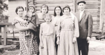 1926 год. Они выгнали ее из села с нагулянным пузом. Отдала свою глупость женатому индюку, а он украл дитя и подарил своей жене, но судьба смеётся последней — теперь она умоляет забрать