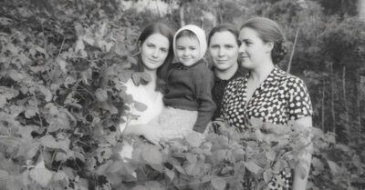 В мире, где её считают мусором, девочка находит спасение в хрустящей корочке хлеба и во взгляде самой суровой женщины в деревне. Это история о том, как ненависть может таять, а заброшенные души — расцветать, словно жёлтые розы утренней росой