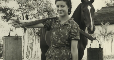 Она бросила камень в деревенского дурачка, и счастье разбилось вдребезги. Как, самая красивая невеста в деревне, послала подальше пастуха-дурачка, а он мне за это нашептал пророчество, которое сбылось спустя годы