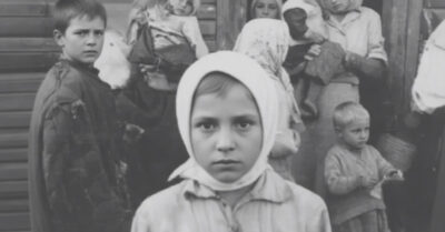 1942 год. Её мир рухнул в одно утро. А вечером маленькая воровка украла у неё на лавочке последнее напоминание о муже. Погоня за карманницей привела в тёмный подвал, к избитому ребёнку, и поставила перед выбором: пройти мимо или совершить поступок, который навсегда изменит не одну судьбу