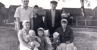 1960-ый год. Она слушала бабкины сказки о кикиморах, даже не подозревая, что самая страшная нечисть обитает не в лесу, а в соседнем доме, а самые волшебные зелья варятся не в ступе, а в обычном самоваре, из которого по утрам пьёт чай вся деревня