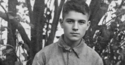 Они пришли за яйцами и молоком, но ушли с петухом — и маленький мальчик, стирая пыль со щёк, впервые почувствовал холод стали в душе, которая ещё не знала, как сильно она может ненавидеть