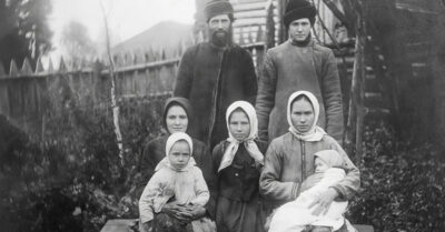 В далёком 1906-м. Она родилась, когда ещё ездили на телегах. Она теряла детей, голодала, её предавали — но это история не о жертве, а о том, как одна баба перехитрила саму судьбу, заставив её вернуть всё с лихвой в самом конце