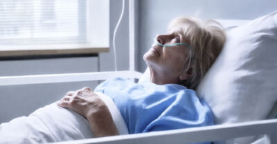 Они считали меня дряхлым овощем, и замерли у моей кровати в ожидании конца, шептались о моих деньгах. Их жадность стала моим оружием, а их тайный шёпот — моим пропуском на свободу