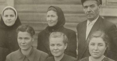 Отбила у законной жены мужа-тракториста, считала себя победительницей. Сейчас смотрю на её дом, полную чаду и ордена на груди у её нового, а мой бывший так и остался чьим-то бывшим. История одной красивой ошибки