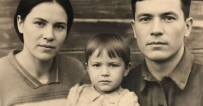 1922 год. Деревенская дурешка, зализывавшая раны брошенного мужика, пока его беглая жена не вернулась за своим, и теперь их мёд отдаёт порохом и предательством