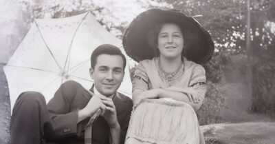 В селе, где все парни полегли на войне, она нашла себе мужа-юнца. Их историю осуждали, над ней смеялись, а она просто растила детей и строила дом, зная, что все эти сплетни — просто пыль под каблуками её счастья, в конце которого её ждал сюрприз, перевернувший всё с ног на голову