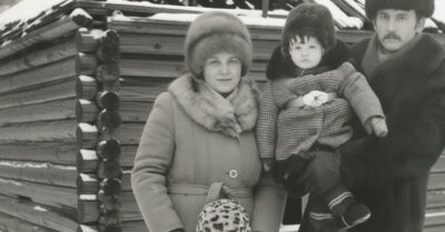 Он вернулся в 1945-ом в майскую грозу, и сердце жены пело от счастья. Но осенью на пороге появилась женщина с ребёнком — и гром грянул снова, теперь уже предвещая бурю, что навсегда изменит жизнь всех, кто стоял на том крыльце