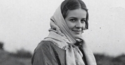 Деревенская цаца, чья спесь и походка сводили с ума мужиков, а в итоге оказалась на обочине, пока не приполз последний поклонник, которого она когда-то послала куда подальше, и ей пришлось глотать собственную гордыню, чтобы не остаться одной навеки