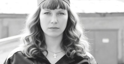 1992. Ей дали срок за тушенку, которую не брала. А пока мотала его, муж с лучшей подругой прибрали к рукам всё, что осталось. Но она вернулась — и у нее был план, испеченный в дороге от случайной попутчицы