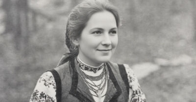 Она была красоткой, я — дурнушкой, и все парни хотели её, а не меня, пока я не научилась играть по их правилам. Я стала её тенью, её ширмой и её единственным связным с прошлым, которое она сожгла, сбежав с директором за границу. Спустя годы она вернулась с деньгами и тайной, а я встретила её с улыбкой