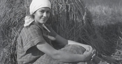 Осень 1945 г. Вернувшийся с фронта муж, которого она два года оплакивала, застает её беременной от другого. Спустя годы их дочь влюбляется в таинственного парня из детдома, и эта встреча раскроет страшную семейную тайну, которая перевернет все жизни